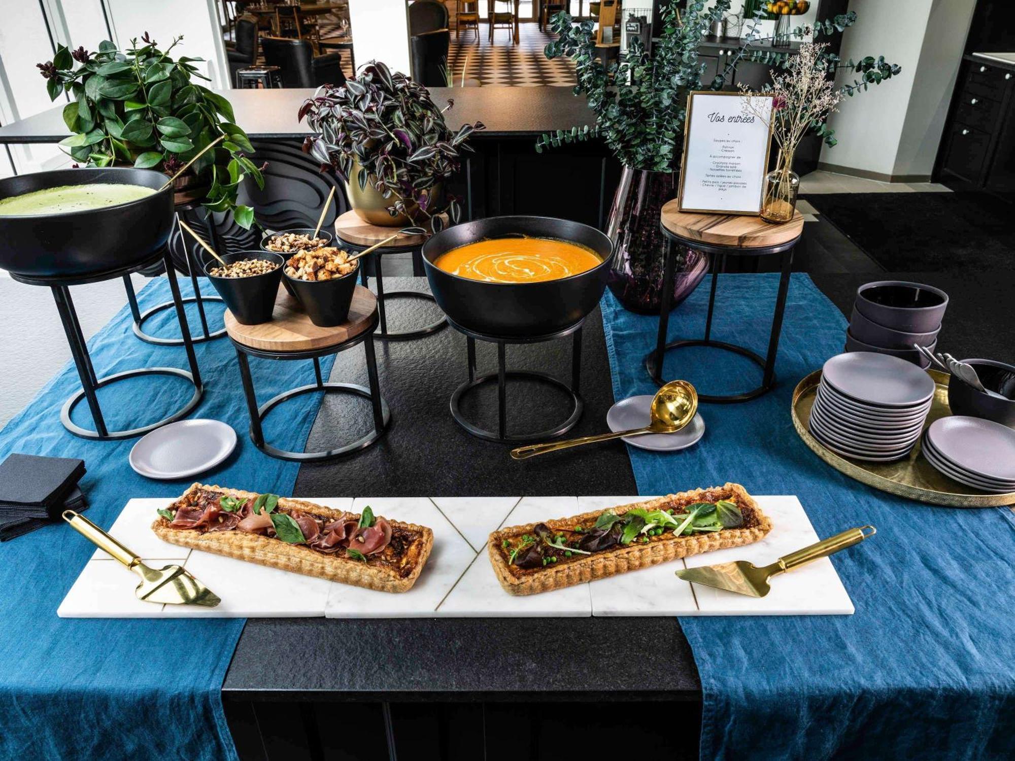 Novotel Chennai Chamiers Road Экстерьер фото A buffet at a restaurant